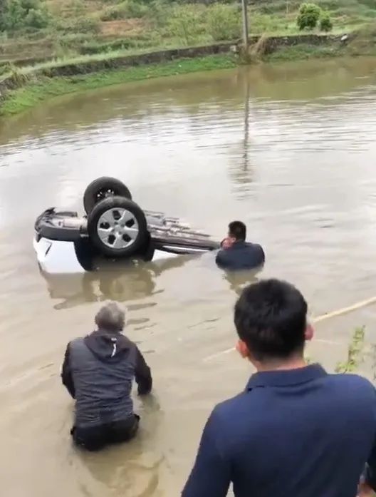 月日下午回湖南探親的戴換策勇救落水司機(jī)圖為救人現(xiàn)場(chǎng)視頻截圖圖片